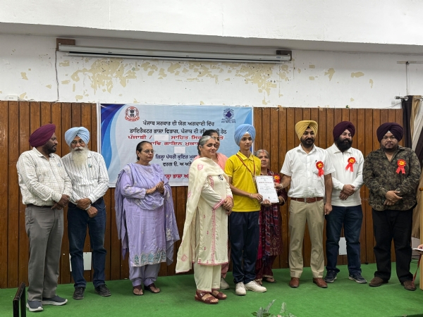 ਵਿਦਿਆਰਥੀਆਂ ਦਾ ਸਨਮਾਨ ਕਰਦੇ ਹੋਏ ਭਾਸ਼ਾ ਦਫ਼ਤਰ ਪਟਿਆਲਾ ਦੇ ਅਧਿਕਾਰੀ।