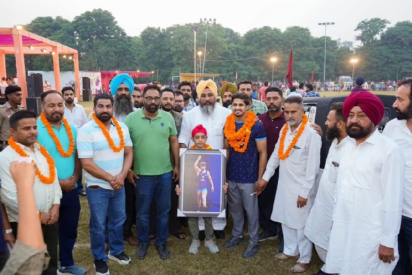 ਜਸਕਰਨ ਸਿੰਘ ਦਾ ਸਨਮਾਨ ਕਰਦੇ ਹੋਏ ਵਿਧਾਇਕ ਗੁਰਲਾਲ ਸਿੰਘ ਘਨੌਰ ਅਤੇ ਜ਼ਿਲ੍ਹਾ ਖੇਡ ਅਫ਼ਸਰ ਨਵਜੋਤ ਸਿੰਘ ਧਾਲੀਵਾਲ ਤੇ ਹੋਰ।
