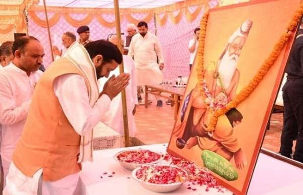 हरियाणा के मुख्यमंत्री नायब सैनी भगवान वाल्मीकि की प्रतिमा पर नमन करते हुए