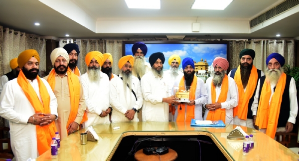 ਪਾਕਿਸਤਾਨੀ ਸਿੱਖਾਂ ਦਾ ਸਨਮਾਨ ਕਰਦੇ ਹੋਏ ਸ਼੍ਰੋਮਣੀ ਕਮੇਟੀ ਮੈਂਬਰ। ਪਾਕਿਸਤਾਨੀ ਸਿੱਖਾਂ ਦਾ ਸਨਮਾਨ ਕਰਦੇ ਹੋਏ ਸ਼੍ਰੋਮਣੀ ਕਮੇਟੀ ਮੈਂਬਰ।