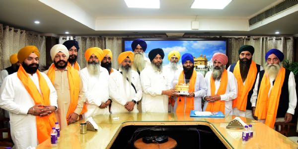 ਪਾਕਿਸਤਾਨੀ ਸਿੱਖਾਂ ਦੇ 49 ਮੈਂਬਰੀ ਜਥੇ ਨੇ ਸੱਚਖੰਡ ਸ੍ਰੀ ਹਰਿਮੰਦਰ ਸਾਹਿਬ ਦੇ ਕੀਤੇ ਦਰਸ਼ਨ