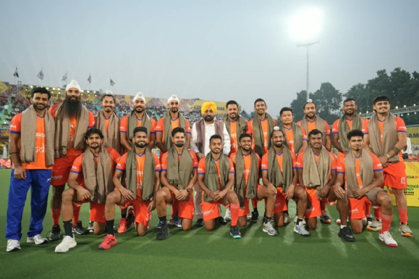 ਭਾਰਤੀ ਹਾਕੀ ਟੀਮ ਦੇ ਖਿਡਾਰੀਆਂ ਨਾਲ ਤਸਵੀਰ ਸਾਂਝੀ ਕਰਵਾਉਂਦੇ ਹੋਏ ਮੁੱਖ ਮੰਤਰੀ ਭਗਵੰਤ ਸਿੰਘ ਮਾਨ।