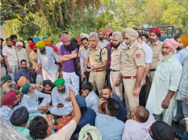ਧਰਨਾ ਦੇ ਰਹੇ ਪਰਿਵਾਰਕ ਮੈਂਬਰਾਂ ਤੇ ਪਿੰਡ ਵਾਸੀਆਂ ਨਾਲ ਗੱਲਬਾਤ ਕਰਦੇ ਹੋਏ ਪੁਲਿਸ ਮੁਲਾਜ਼ਮ। ਧਰਨਾ ਦੇ ਰਹੇ ਪਰਿਵਾਰਕ ਮੈਂਬਰਾਂ ਤੇ ਪਿੰਡ ਵਾਸੀਆਂ ਨਾਲ ਗੱਲਬਾਤ ਕਰਦੇ ਹੋਏ ਪੁਲਿਸ ਮੁਲਾਜ਼ਮ।