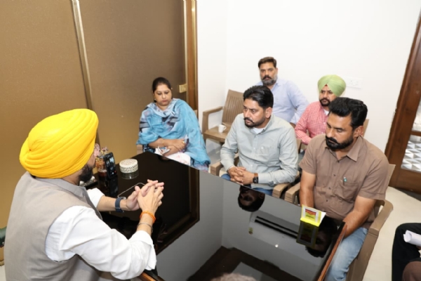 ਮੀਟਿੰਗ ਕਰਦੇ ਹੋਏ ਮੰਤਰੀ ਤਰੁਨਪ੍ਰੀਤ ਸਿੰਘ ਸੌਂਦ