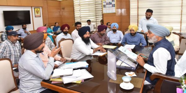 ਮੰਤਰੀ ਚੀਮਾ ਨੇ ਪੰਜਾਬ ਦੇ ਟਰਾਂਸਪੋਰਟ ਵਿਭਾਗ ’ਚ ਤਰਸ ਦੇ ਆਧਾਰ ’ਤੇ 9 ਉਮੀਦਵਾਰਾਂ ਨੂੰ ਦਿੱਤੇ ਨਿਯੁਕਤੀ ਪੱਤਰ