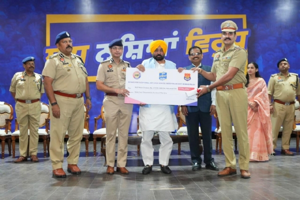 ਪੁਲਿਸ ਮੁਲਾਜ਼ਮ ਦਾ ਸਨਮਾਨ ਕਰਦੇ ਹੋਏ ਮੁੱਖ ਮੰਤਰੀ ਭਗਵੰਤ ਸਿੰਘ ਮਾਨ , ਡੀ.ਜੀ.ਪੀ. ਪੰਜਾਬ ਤੇ ਹੋਰ।