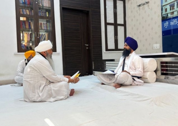 ਸ੍ਰੀ ਅਕਾਲ ਤਖ਼ਤ ਸਾਹਿਬ ਸਕੱਤਰੇਤ ਵਿਖੇ ਜਥੇਦਾਰ ਕੁਲਦੀਪ ਸਿੰਘ ਗੜਗੱਜ ਨੂੰ ਲਿਖਤੀ ਸਪਸ਼ਟੀਕਰਨ ਦਿੰਦੇ ਹੋਏ ਬਾਬਾ ਲੱਖਾ ਸਿੰਘ।