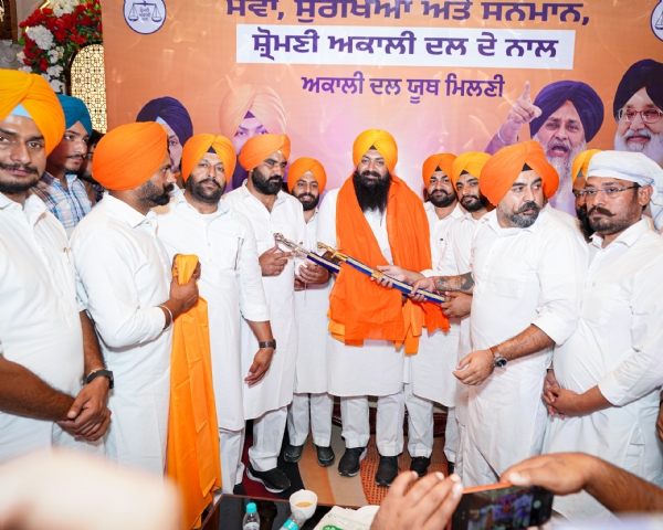 ਯੂਥ ਅਕਾਲੀ ਦਲ ਦੇ ਕੌਮੀ ਪ੍ਰਧਾਨ ਸਰਬਜੀਤ ਸਿੰਘ ਝਿੰਜਰ ਦਾ ਸਨਮਾਨ ਕਰਦੇ ਹੋਏ ਅਕਾਲੀ ਦਲ ਦੇ ਆਗੂ। ਯੂਥ ਅਕਾਲੀ ਦਲ ਦੇ ਕੌਮੀ ਪ੍ਰਧਾਨ ਸਰਬਜੀਤ ਸਿੰਘ ਝਿੰਜਰ ਦਾ ਸਨਮਾਨ ਕਰਦੇ ਹੋਏ ਅਕਾਲੀ ਦਲ ਦੇ ਆਗੂ।