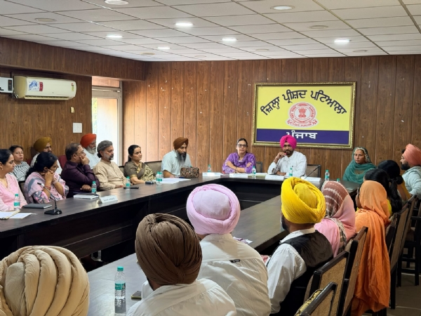 ਮੀਟਿੰਗ ਕਰਦੇ ਹੋਏ ਅਧਿਕਾਰੀ। ਮੀਟਿੰਗ ਕਰਦੇ ਹੋਏ ਅਧਿਕਾਰੀ।
