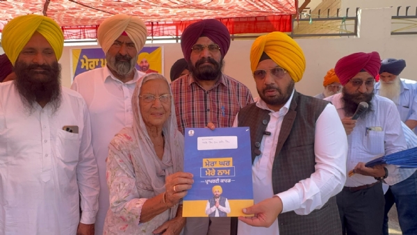 ਮਾਲਕੀ ਕਾਰਡ ਦਿੰਦੇ ਹੋਏ ਮੰਤਰੀ ਹਰਭਜਨ ਸਿੰਘ ਈਟੀਓ