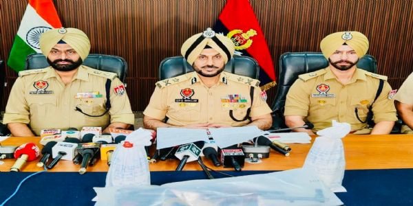 ਸਰਹੱਦ ਪਾਰਲੇ ਹਥਿਆਰ ਤਸਕਰੀ ਨੈੱਟਵਰਕ ਦਾ ਪਰਦਾਫ਼ਾਸ਼, ਇੱਕ ਏਕੇ-47 ਰਾਈਫ਼ਲ, ਦੋ ਹੈਂਡ ਗ੍ਰਨੇਡਾਂ ਸਮੇਤ ਇੱਕ ਵਿਅਕਤੀ ਕਾਬੂ