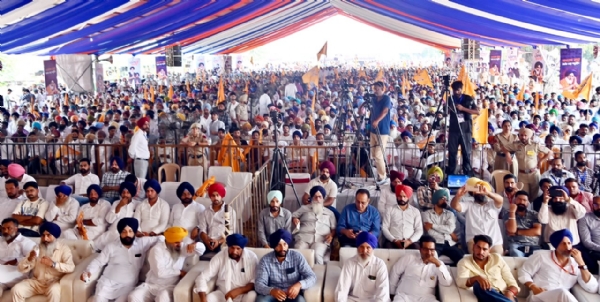 ਸ੍ਰੋਮਣੀ ਅਕਾਲੀ ਦਲ ਵੱਲੋਂ ਆਯੋਜਿਤ ਰੈਲੀ ਵਿੱਚ ਭਾਗ ਲੈਂਦੇ ਵਰਕਰ