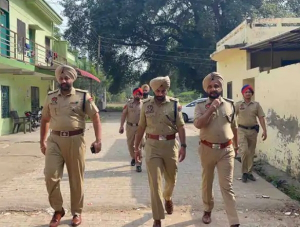 ਐੱਸਐੱਸਪੀ ਮਨਿੰਦਰ ਸਿੰਘ ਸੀਨੀਅਰ ਪੁਲਿਸ ਅਧਿਕਾਰੀਆਂ ਨਾਲ। ਐੱਸਐੱਸਪੀ ਮਨਿੰਦਰ ਸਿੰਘ ਸੀਨੀਅਰ ਪੁਲਿਸ ਅਧਿਕਾਰੀਆਂ ਨਾਲ।
