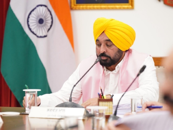 ਕੈਬਨਿਟ ਮੀਟਿੰਗ ਦੌਰਾਨ ਮੁੱਖ ਮੰਤਰੀ ਭਗਵੰਤ ਸਿੰਘ ਮਾਨ ਕੈਬਨਿਟ ਮੀਟਿੰਗ ਦੌਰਾਨ ਮੁੱਖ ਮੰਤਰੀ ਭਗਵੰਤ ਸਿੰਘ ਮਾਨ