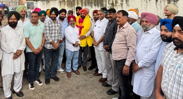 ਚੇਅਰਮੈਨ ਮਲਕੀਤ ਸਿੰਘ ਥਿੰਦ ਦਾ ਸਵਾਗਤ ਕਰਦੇ ਹੋਏ ਲੋਕ। ਚੇਅਰਮੈਨ ਮਲਕੀਤ ਸਿੰਘ ਥਿੰਦ ਦਾ ਸਵਾਗਤ ਕਰਦੇ ਹੋਏ ਲੋਕ।