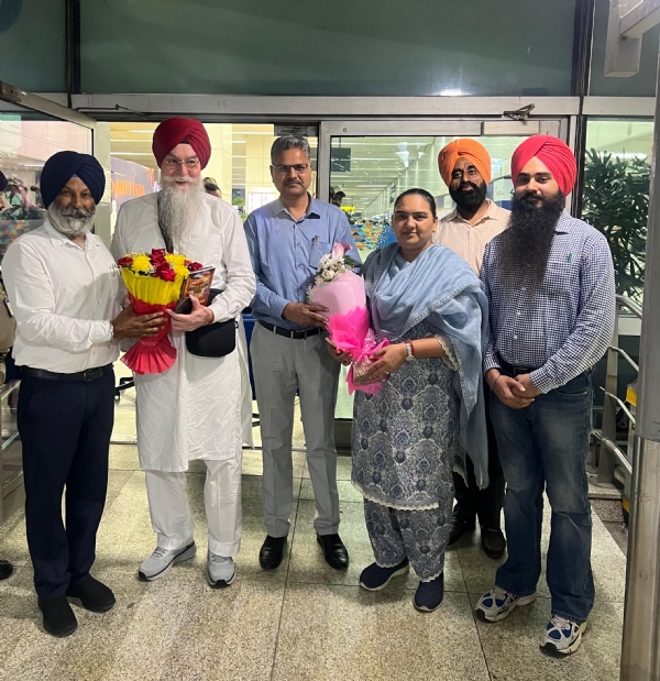 ਪੰਜਾਬ ਪਰਤਣ ’ਤੇ ਪੰਜਾਬ ਵਿਧਾਨ ਸਭਾ ਦੇ ਸਪੀਕਰ ਕੁਲਤਾਰ ਸਿੰਘ ਸੰਧਵਾਂ ਦਾ ਸਵਾਗਤ ਕਰਦੇ ਹੋਏ ਆਗੂ। ਪੰਜਾਬ ਪਰਤਣ ’ਤੇ ਪੰਜਾਬ ਵਿਧਾਨ ਸਭਾ ਦੇ ਸਪੀਕਰ ਕੁਲਤਾਰ ਸਿੰਘ ਸੰਧਵਾਂ ਦਾ ਸਵਾਗਤ ਕਰਦੇ ਹੋਏ ਆਗੂ।