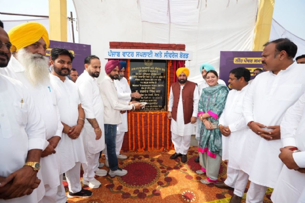 ਧੂਰੀ ਵਿਖੇ ਮੁੱਖ ਮੰਤਰੀ ਭਗਵੰਤ ਸਿੰਘ ਮਾਨ ਤੇ ਹੋਰ ਵਾਟਰ ਟ੍ਰੀਟਮੈਂਟ ਪਲਾਂਟ ਦਾ ਨੀਂਹ ਪੱਥਰ ਰੱਖਦੇ ਹੋਏ। ਧੂਰੀ ਵਿਖੇ ਮੁੱਖ ਮੰਤਰੀ ਭਗਵੰਤ ਸਿੰਘ ਮਾਨ ਤੇ ਹੋਰ ਵਾਟਰ ਟ੍ਰੀਟਮੈਂਟ ਪਲਾਂਟ ਦਾ ਨੀਂਹ ਪੱਥਰ ਰੱਖਦੇ ਹੋਏ।