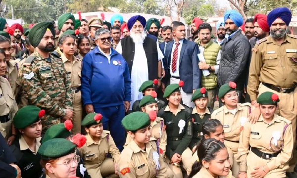 ਰਾਜਪਾਲ ਗੁਲਾਬ ਚੰਦ ਕਟਾਰੀਆ ਦੇ ਨਾਲ ਸ਼੍ਰੋਮਣੀ ਅਕਾਲੀ ਦਲ ਦੇ ਪ੍ਰਧਾਨ ਸੁਖਬੀਰ ਸਿੰਘ ਬਾਦਲ।