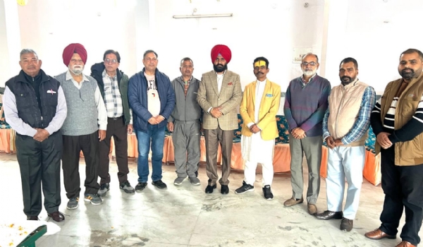 ਗੱਲਬਾਤ ਕਰਦੇ ਪੰਜਾਬ ਭਾਜਪਾ ਐਸਸੀ ਮੋਰਚਾ ਦੇ ਉਪ ਪ੍ਰਧਾਨ ਤੇ ਹਲਕਾ ਬੱਸੀ ਪਠਾਣਾਂ ਦੇ ਇੰਚਾਰਜ ਕੁਲਦੀਪ ਸਿੰਘ ਸਿੱਧੂਪੁਰ ਅਤੇ  ਹੋਰ