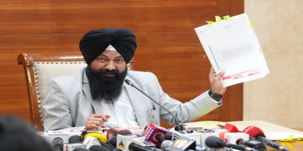 ਪ੍ਰਤਾਪ ਸਿੰਘ ਬਾਜਵਾ ਦੇ ਘਰੇਲੂ ਮੁਲਾਜ਼ਮਾਂ ਨੇ ਨਹੀਂ ਲਿਆ ਐਸ.ਸੀ.ਕਮਿਸਨ ਦਾ ਨੋਟਿਸ: ਜਸਵੀਰ ਸਿੰਘ ਗੜ੍ਹੀ