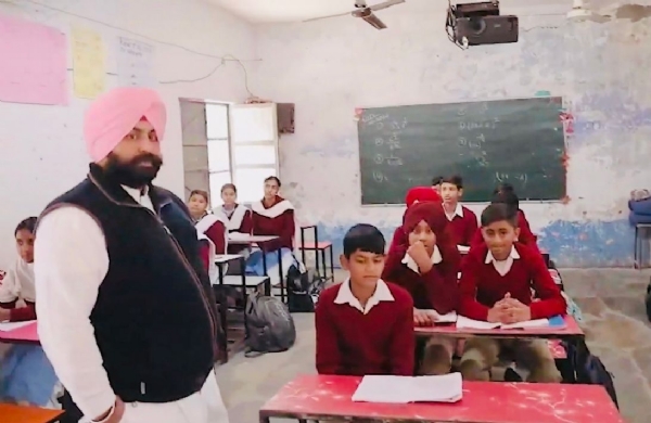 ਮੋਹਾਲੀ ਦੇ ਸਰਕਾਰੀ ਸਕੂਲ ਦਾ ਦੌਰਾ ਕਰਨ ਸਮੇਂ ਹਰਜੋਤ ਸਿੰਘ ਬੈਂਸ