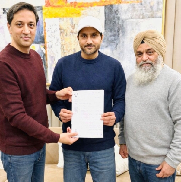 ਸਾਂਸਦ ਹਰਭਜਨ ਸਿੰਘ ਦੇ ਨਾਲ ਪੰਜਾਬ ਬੈਡਮਿੰਟਨ ਐਸੋਸੀਏਸ਼ਨ ਦੇ ਸਕੱਤਰ ਰਿਤਿਨ ਖੰਨਾ।