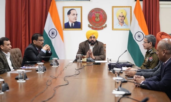 ਅਧਿਕਾਰੀਆਂ ਨਾਲ ਮੀਟਿੰਗ ਕਰਦੇ ਮੁੱਖ ਮੰਤਰੀ ਭਗਵੰਤ ਮਾਨ