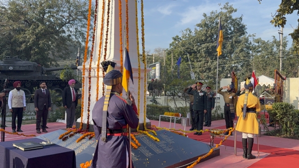 ਵਾਈ.ਪੀ.ਐਸ. ਚੌਂਕ ਵਿਖੇ ਸ਼ਹੀਦਾਂ ਨੂੰ ਸ਼ਰਧਾਂਜਲੀ ਅਰਪਿਤ ਕਰਦੇ ਹੋਏ ਲੈਫ਼. ਜਨ. ਚੇਤਿੰਦਰ ਸਿੰਘ, ਬ੍ਰਿਗੇਡੀਅਰ ਅਦਵਿੱਤਿਆ ਮਦਾਨ, ਬ੍ਰਿਗੇਡੀਅਰ ਪਿਯੂਸ਼ ਬਬਰਵਾਲ, ਡੀ.ਸੀ ਵਰਜੀਤ ਵਾਲੀਆ।