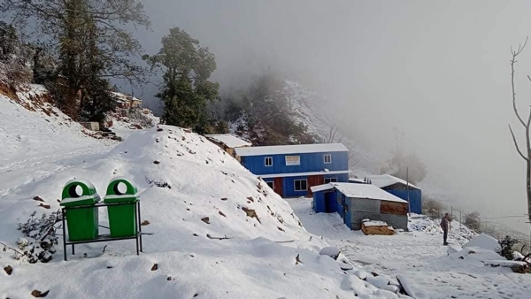 ਹਿਮਾਲਿਆ ਖੇਤਰ ਵਿੱਚ ਅਜੇ ਵੀ ਬਰਫ਼ਬਾਰੀ ਹੈ।