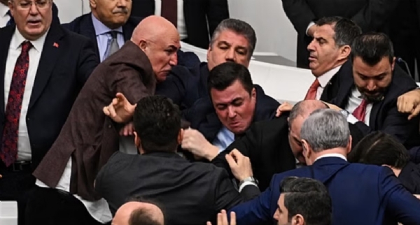 ਤੁਰਕੀ ਸੰਸਦ ਦੇ ਮੈਂਬਰਾਂ ਵਿਚਕਾਰ ਝਗੜਾ ਇੱਕ ਦੂਜੇ ਨੂੰ ਮੁੱਕੇ ਮਾਰਨ ਤੱਕ ਵਧ ਗਿਆ। ਫੋਟੋ: ਇੰਟਰਨੈੱਟ ਮੀਡੀਆ