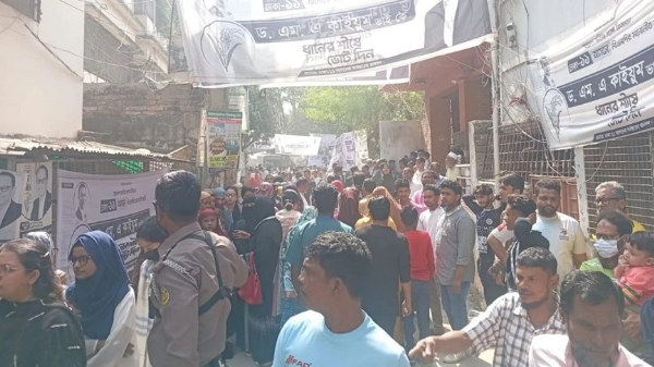 ਢਾਕਾ 11 ਹਲਕੇ ਦੇ ਆਨੰਦਨਗਰ ਆਦਰਸ਼ ਹਾਈ ਸਕੂਲ ਵਿੱਚ ਲੋਕ ਵੋਟ ਪਾਉਣ ਲਈ ਪਹੁੰਚੇ।