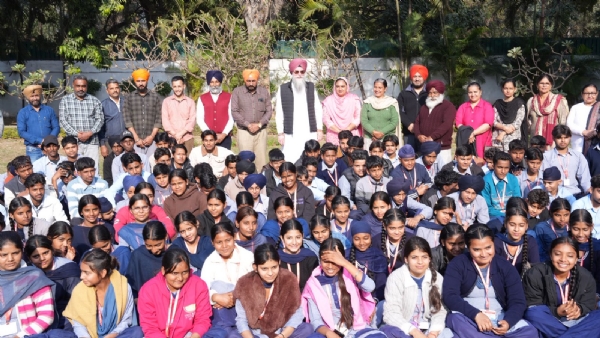 ਸਕੂਲੀ ਵਿਦਿਆਰਥੀਆਂ ਨਾਲ ਗੱਲਬਾਤ ਕਰਦੇ ਪੰਜਾਬ ਵਿਧਾਨ ਸਭਾ ਦੇ ਸਪੀਕਰ ਕੁਲਤਾਰ ਸਿੰਘ ਸੰਧਵਾਂ