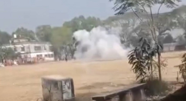 ਮੁਨਸ਼ੀਗੰਜ ਵਿੱਚ ਬੰਬ ਧਮਾਕੇ ਤੋਂ ਬਾਅਦ ਧੂੜ ਦਾ ਬੱਦਲ ਉੱਠਿਆ।