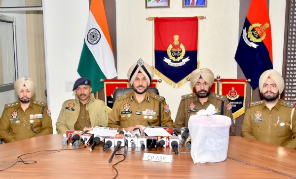 ਜਾਣਕਾਰੀ ਦਿੰਦੇ ਕਮਿਸ਼ਨਰ ਆਫ ਪੁਲਿਸ (ਸੀਪੀ) ਅੰਮ੍ਰਿਤਸਰ ਗੁਰਪ੍ਰੀਤ ਸਿੰਘ ਭੁੱਲਰ ।