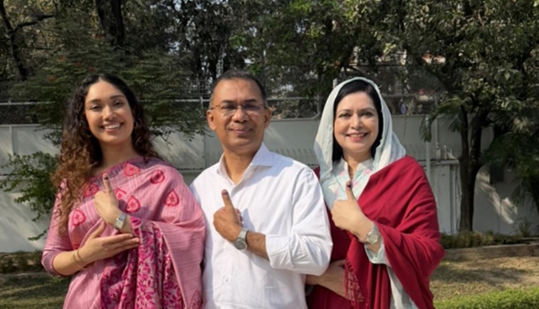 ਬੀਐਨਪੀ ਨੇਤਾ ਤਾਰਿਕ ਰਹਿਮਾਨ ਵਿਚਕਾਰ ਹਨ। ਉਨ੍ਹਾਂ ਦੀ ਪਤਨੀ ਸੱਜੇ ਪਾਸੇ ਹੈ। ਧੀ ਜ਼ਾਇਮਾ ਰਾਹਾਨਨ ਖੱਬੇ ਪਾਸੇ ਹੈ। ਇਹ ਫੋਟੋ ਜ਼ਾਇਮਾ ਦੇ ਫੇਸਬੁੱਕ ਪੇਜ ਤੋਂ ਹੈ।