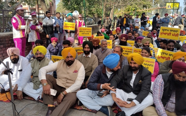 ਧਰਨਾ ਦਿੰਦੇ ਹੋਏ ਆਮ ਆਦਮੀ ਪਾਰਟੀ ਦੇ ਵਰਕਰ