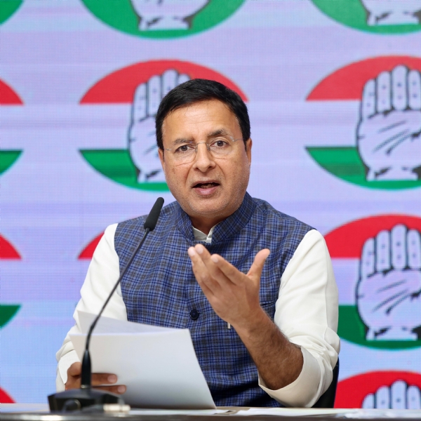 ਰਣਦੀਪ ਸਿੰਘ ਸੁਰਜੇਵਾਲਾ ਸੋਮਵਾਰ ਨੂੰ ਨਵੀਂ ਦਿੱਲੀ ਵਿੱਚ ਕਾਂਗਰਸ ਹੈੱਡਕੁਆਰਟਰ ਵਿਖੇ ਪ੍ਰੈਸ ਕਾਨਫਰੰਸ ਨੂੰ ਸੰਬੋਧਨ ਕਰਦੇ ਹੋਏ।