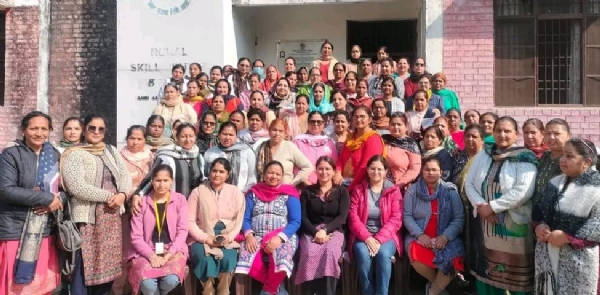 ਟ੍ਰੇਨਿੰਗ ਵਿੱਚ ਹਿੱਸਾ ਲੈਣ ਵਾਲੀਆਂ ਆਂਗਨਵਾੜੀ ਵਰਕਰਾਂ।