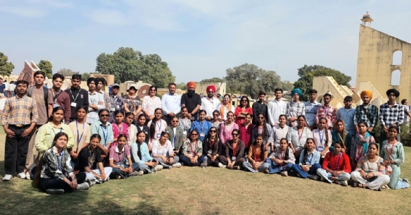 ਜੈਪੁਰ ਦੇ ਵਿੱਦਿਅਕ ਟੂਰ ਦੌਰਾਨ ਵਿਦਿਆਰਥੀ ਜੈਪੁਰ ਦੇ ਵਿੱਦਿਅਕ ਟੂਰ ਦੌਰਾਨ ਵਿਦਿਆਰਥੀ