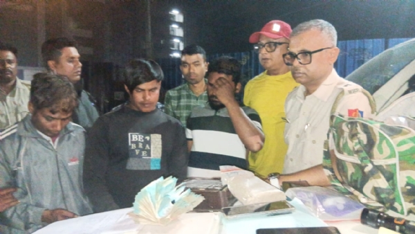 ਗ੍ਰਿਫ਼ਤਾਰ ਮੁਲਜ਼ਮਾਂ ਤੋਂ ਪੁੱਛਗਿੱਛ ਕਰਦੀ ਹੋਈ ਪੁਲਿਸ ਟੀਮ।