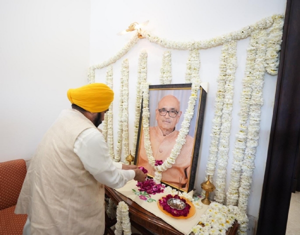 ਸੰਦੀਪ ਗਿਲਹੋਤਰਾ ਨੂੰ ਸ਼ਰਧਾਂਜਲੀ ਦਿੰਦੇ ਮੁੱਖ ਮੰਤਰੀ ਭਗਵੰਤ ਸਿੰਘ ਮਾਨ।