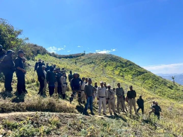 ਮਨੀਪੁਰ ਵਿੱਚ ਸੁਰੱਖਿਆ ਬਲਾਂ ਵੱਲੋਂ ਗੈਰ-ਕਾਨੂੰਨੀ ਅਫੀਮ ਦੀ ਖੇਤੀ ਨੂੰ ਨਸ਼ਟ ਕਰਨ ਦੀ ਤਸਵੀਰ।