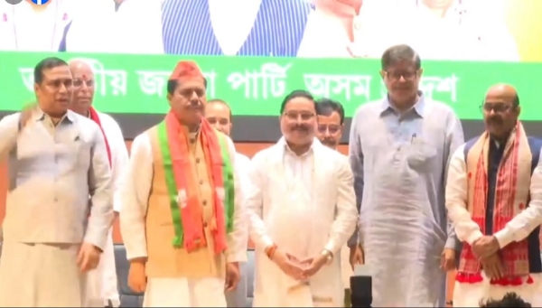 ਅਸਾਮ ਪ੍ਰਦੇਸ਼ ਭਾਜਪਾ ਪ੍ਰਧਾਨ ਦਿਲੀਪ ਸੈਕੀਆ ਦੀ ਮੌਜੂਦਗੀ ਵਿੱਚ ਅਸਾਮ ਕਾਂਗਰਸ ਦੇ ਸਾਬਕਾ ਪ੍ਰਧਾਨ ਭੂਪੇਨ ਬੋਰਾ ਭਾਜਪਾ ਦੀ ਮੈਂਬਰਸ਼ਿਪ ਲੈਂਦੇ ਹੋਏ।