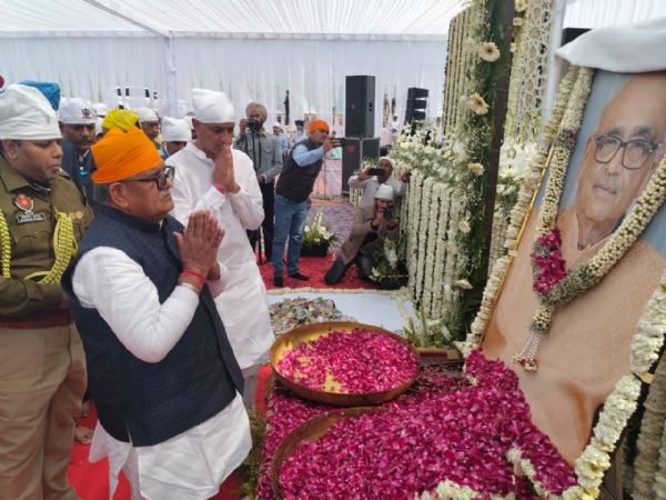 ਸ਼ਰਧਾਂਜਲੀ ਦਿੰਦੇ ਹੋਏ ਰਾਜਪਾਲ ਗੁਲਾਬ ਚੰਦ ਕਟਾਰੀਆ।