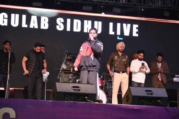 ਪੇਸ਼ਕਾਰੀ ਦਿੰਦੇ ਹੋਏ ਪ੍ਰਸਿੱਧ ਗਾਇਕ ਗੁਲਾਬ ਸਿੱਧੂ ਪੇਸ਼ਕਾਰੀ ਦਿੰਦੇ ਹੋਏ ਪ੍ਰਸਿੱਧ ਗਾਇਕ ਗੁਲਾਬ ਸਿੱਧੂ