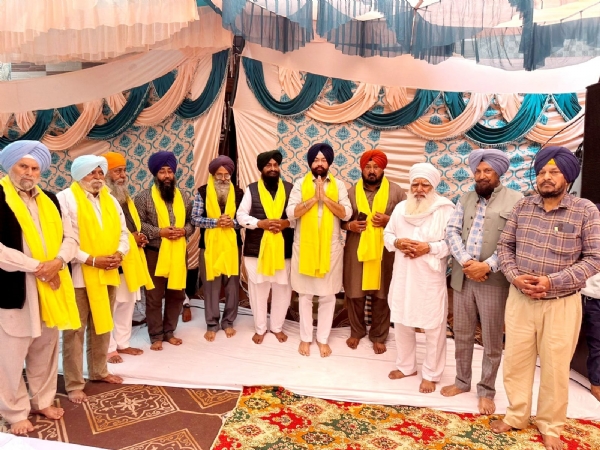 ਧਾਰਮਿਕ ਸਮਾਗਮ ਦੌਰਾਨ ਬਾਬਾ ਨਿਸ਼ਾਨ ਸਿੰਘ ਮੰਡੀ ਗੋਬਿੰਦਗੜ੍ਹ ਕੋਰ ਕਮੇਟੀ ਮੈਂਬਰ ਗੁਰਪ੍ਰੀਤ ਸਿੰਘ ਰਾਜੂ ਖੰਨਾ ਤੇ ਹੋਰਨਾਂ ਸ਼ਖ਼ਸੀਅਤਾਂ ਦਾ ਸਨਮਾਨ ਕਰਨ ਸਮੇਂ। ਧਾਰਮਿਕ ਸਮਾਗਮ ਦੌਰਾਨ ਬਾਬਾ ਨਿਸ਼ਾਨ ਸਿੰਘ ਮੰਡੀ ਗੋਬਿੰਦਗੜ੍ਹ ਕੋਰ ਕਮੇਟੀ ਮੈਂਬਰ ਗੁਰਪ੍ਰੀਤ ਸਿੰਘ ਰਾਜੂ ਖੰਨਾ ਤੇ ਹੋਰਨਾਂ ਸ਼ਖ਼ਸੀਅਤਾਂ ਦਾ ਸਨਮਾਨ ਕਰਨ ਸਮੇਂ।