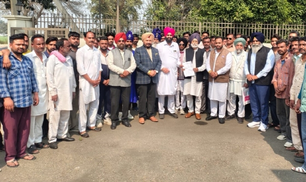 ਮੀਟਿੰਗ ਉਪਰੰਤ ਸਾਂਸਦ ਡਾ. ਅਮਰ ਸਿੰਘ, ਸਾਬਕਾ ਮੰਤਰੀ ਸਾਧੂ ਸਿੰਘ ਧਰਮਸੋਤ, ਸਾਬਕਾ ਵਿਧਾਇਕ ਲੱਖਾ ਪਾਇਲ, ਹਲਕਾ ਇੰਚਾਰਜ ਸਮਰਾਲਾ ਰਾਜਾ ਗਿੱਲ। ਮੀਟਿੰਗ ਉਪਰੰਤ ਸਾਂਸਦ ਡਾ. ਅਮਰ ਸਿੰਘ, ਸਾਬਕਾ ਮੰਤਰੀ ਸਾਧੂ ਸਿੰਘ ਧਰਮਸੋਤ, ਸਾਬਕਾ ਵਿਧਾਇਕ ਲੱਖਾ ਪਾਇਲ, ਹਲਕਾ ਇੰਚਾਰਜ ਸਮਰਾਲਾ ਰਾਜਾ ਗਿੱਲ।