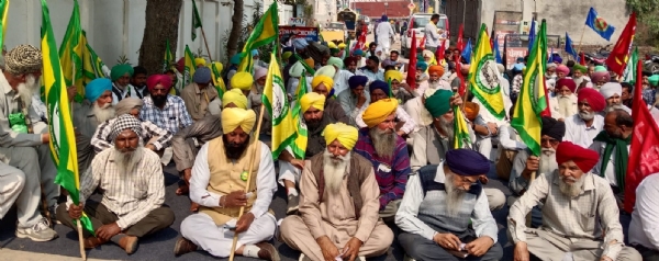 ਧਰਨਾ ਦਿੰਦੀਆਂ ਹੋਈਆਂ ਵੱਖ ਵੱਖ ਜੱਥੇਬੰਦੀਆਂ ਧਰਨਾ ਦਿੰਦੀਆਂ ਹੋਈਆਂ ਵੱਖ ਵੱਖ ਜੱਥੇਬੰਦੀਆਂ