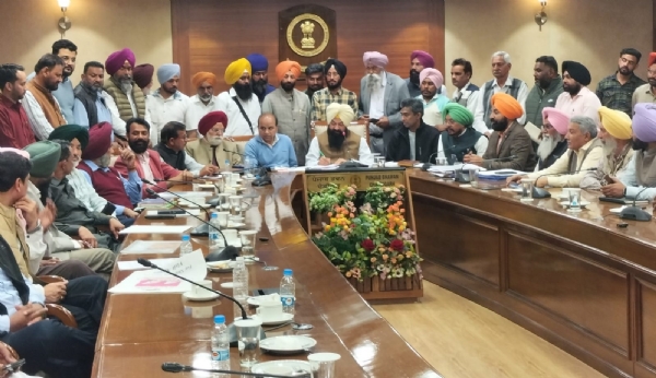 ਐਸ.ਸੀ. ਮੁਲਾਜਮ ਜਥੇਬੰਦੀਆਂ ਦੀਆਂ ਮੁਸ਼ਕਲਾਂ ਸੁਣਦੇ ਹੋਏ ਚੇਅਰਮੈਨ ਜਸਵੀਰ ਸਿੰਘ ਗੜ੍ਹੀ ।