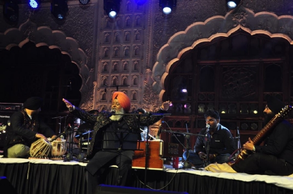 ਪਟਿਆਲਾ ਵਿਰਾਸਤੀ ਮੇਲੇ ਦੀ ਆਖਰੀ ਸ਼ਾਮ ਪੇਸ਼ਾਕਰੀ ਦਿੰਦੇ ਕਲਾਕਾਰ